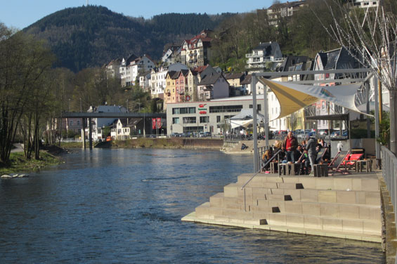 Altena am Lenne-Kai mit Wixberg im Hintergrund Altena am Lenne-Kai mit Wixberg im Hintergrund