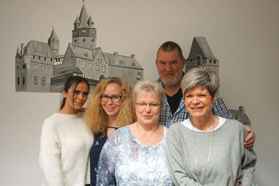Das freundliche Team der Zahnarztpraxis Dr. Weisshaupt Team der Zahnarztpraxis Dr. Weisshaupt in Iserlohn Sümmern