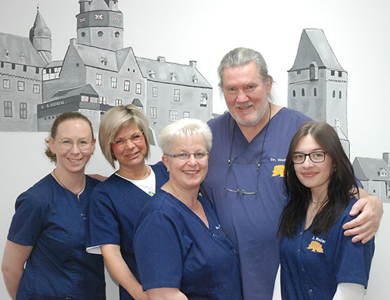 Das Team der Zahnarztpraxis Dr. Weißhaupt in Sümmern.